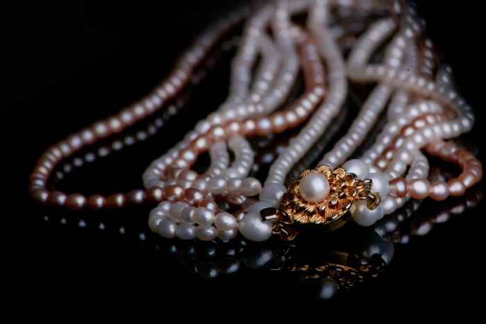 Big, chunky jewelry, jewelry one could wear in layers, pearl necklaces, gold chains, and jewelry made with fancy, expensive jewels, such as diamonds, were very important in the 80s.