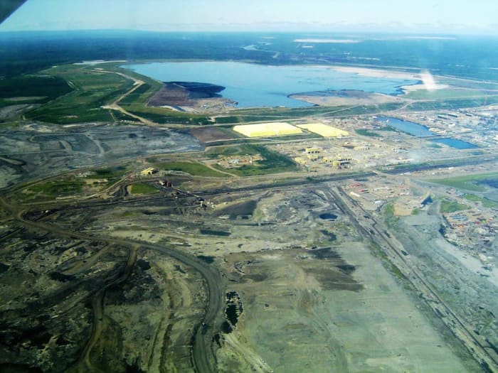 Aerial view of Syncrude's Mildred Lake Plant, Alberta Oil Sands. The Oil Sands are Canada's beggest emitters of greenhouse gases. Image courtesy of Wikipedia.