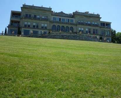 This one is a gloomy "Stone Manor", with muddy paths, as if with a message of "Know your place, you, low peasants".