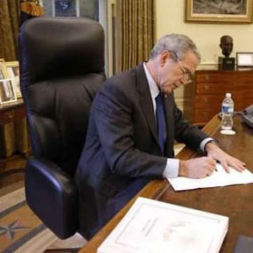 President Bush's Oval Office desk chair was a Global "Concorde" Executive equipped with luxurious leather with contrasting stitching, The chair weighs about 100 pounds as it is built on a steel frame along with several other heavy-duty components.