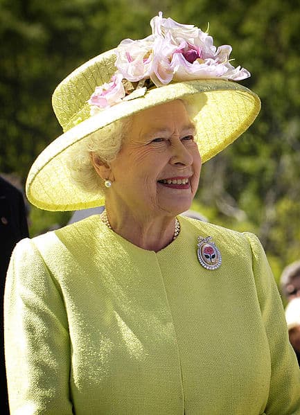 Public domain ~ NASA. See: http://en.wikipedia.org/wiki/File:Elizabeth_II_greets_NASA_GSFC_employees,_May_8,_2007_edit.jpg