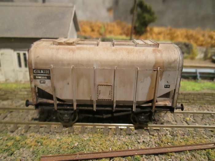 Dapol British Railways grain wagon in unfitted grey livery with three link couplings and weathered