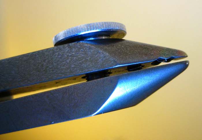 The jaws feature two machined pockets to facilitate more secure holding of mid-range or larger hooks.