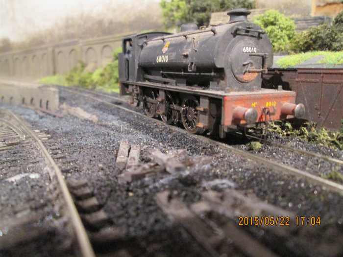(Hornby) J94 0-6-0ST 68010 rests in the loco coaling stage siding at the foot of the incline the near the signal cabin