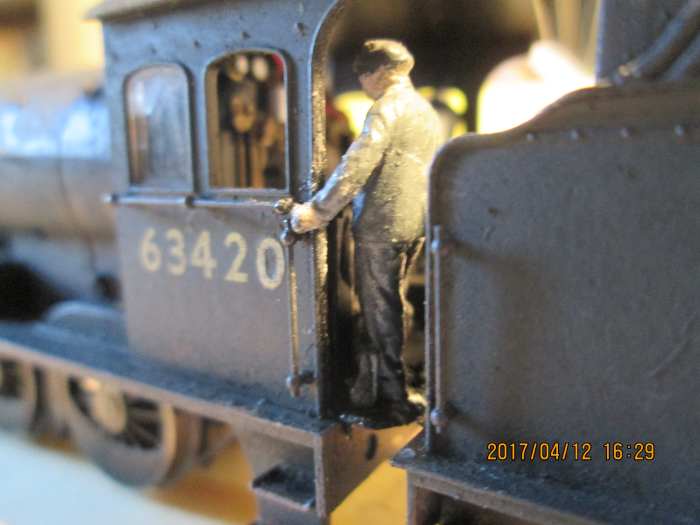 Model-U fireman on Q6 63420 of 51D (Middlesbrough) keeps an eye on what's going on in the firebox whilst listening for the signal coming 'off''. (See Model-U appraisal below)