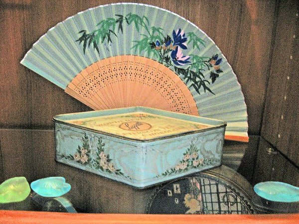 I consider this one my best tin. The shape, the colors and artwork, the condition are top notch.