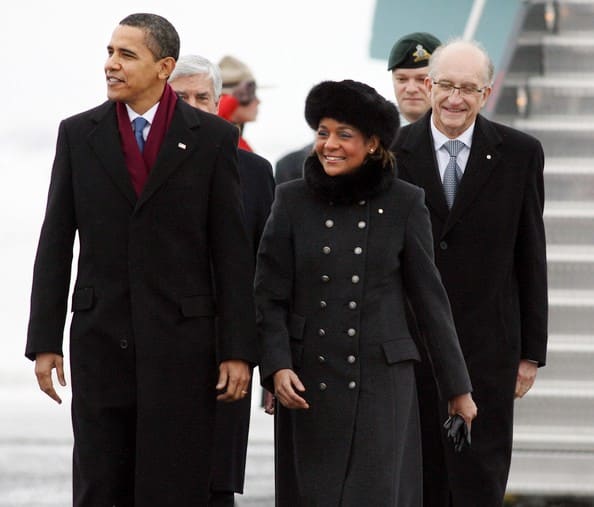 U.S. President Barack Obama walks on the tarmac at Ottawa International Airport with Michalle Jean, 19 Feb 2009