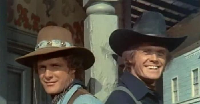 A still photo taken from the opening sequence depicting Ben Murphy as Kid Curry and Roger Davis as Hannibal Heyes