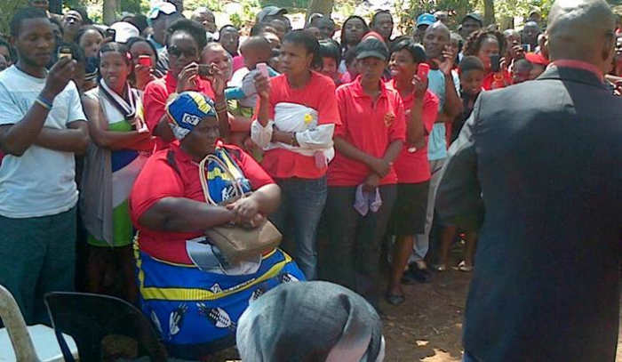 This morning members of the Abahlali baseMjondolo movement planned to start protesting in Durban’s Cato Crest at 4:00, almost exactly a week since 17-year-old Nqobile Nzuza was killed in the area by police. Abahlali spoke to witnesses and is accusing