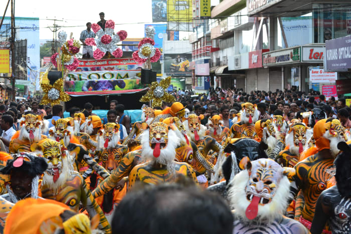 Pulli Kali dancers
