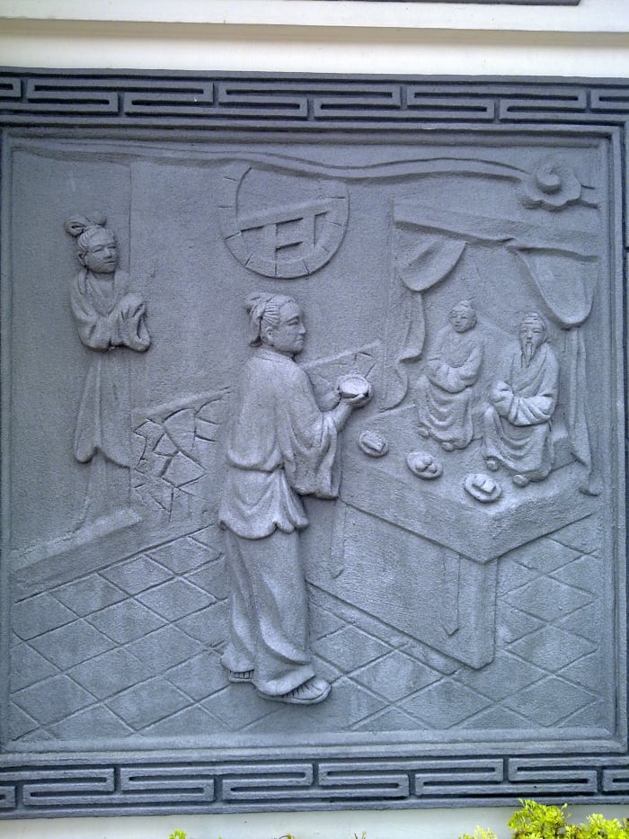 This scene shows an ancient chinese man praying to his ancestors which indicates filial