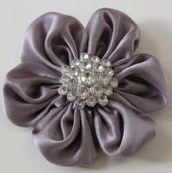 A Girl in Paradise shares a tutorial for the Shimmery Flower. Don't stop with just one! You'll want a whole bouquet of these flowers for every project!