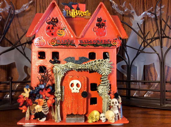 Wow, look at this creepy, spooktacular house Carol Calhoun created. She sells her miniature houses on Etsy. (The link takes you to her page on Etsy. It is not an affiliate link)