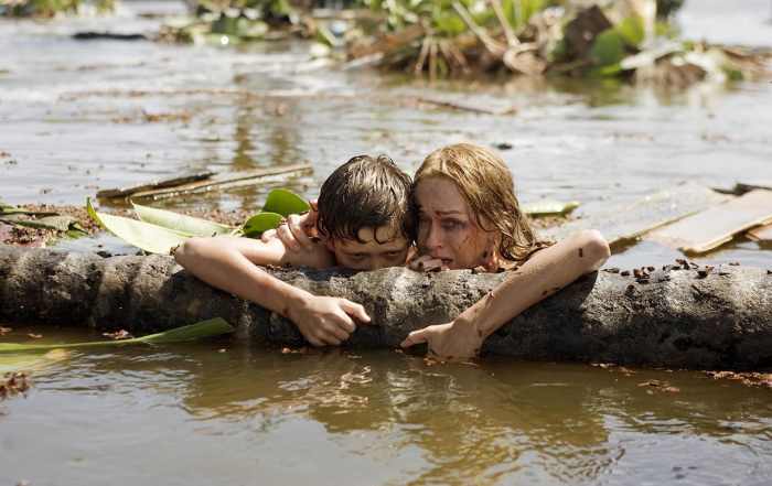 Lucas (Tom Holland) and María (Naomi Watts) survive the tsunami wave.