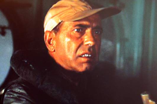But Queeg begins showing signs of mental instability. A storm crisis brings things to a head, and Keith joins a mutiny against Queeg