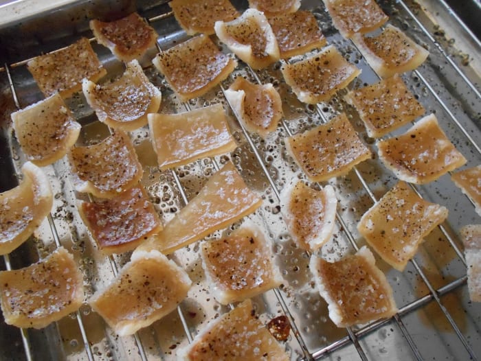 Dehydrated pork rind, seasoned with salt, pepper and garlic. The meat and fat had been removed, only a thin layer of rind is used to make the crackling.