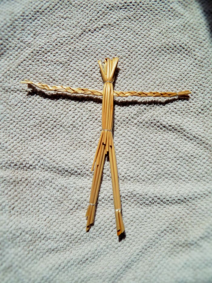Fig. 5. To separate the legs of your Straw Man (gwr gwyllt), separate the straws & tie above each foot tightly.