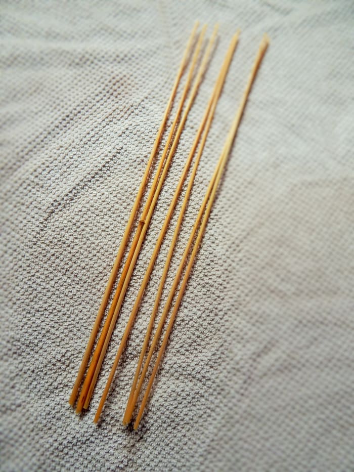 Fig. 1. You will need 8 pieces of straw of equal length to make the body of your Straw Man (gwr gwellt).