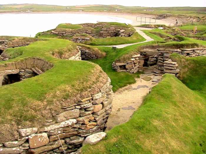The site at Skara Brae was continuously occupied for around 600 years (about 3100-2500 bc). It provides us with unique evidence of the daily life in the Orkneys in the late Neolithic era.
