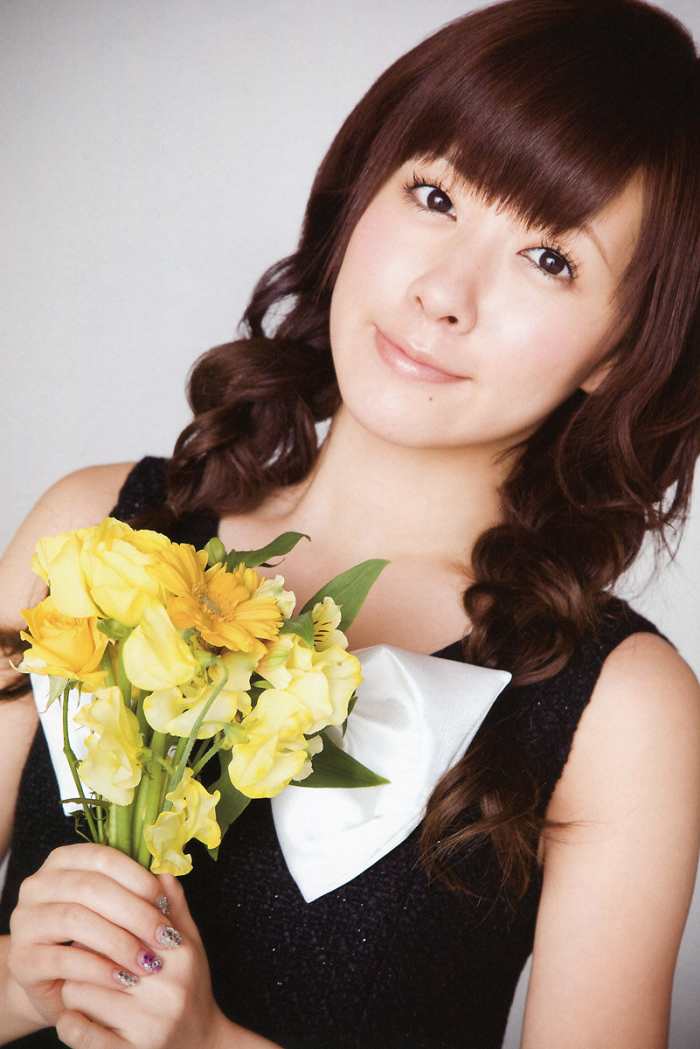 From the Berryz Kobo 7th anniversary photo session. Saki Shimizu has a bouquet of flowers in her hands.