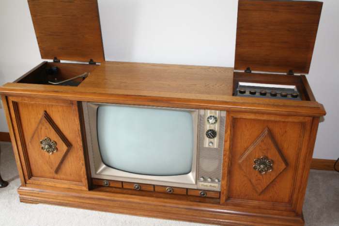 A Beautiful Curtis Mathes three in one color television console from 1967. With a deluxe AM & FM Curtis Mathes Stereo system and turntable. With hand made in Texas speakers and hand rubbed wooden cabinet.