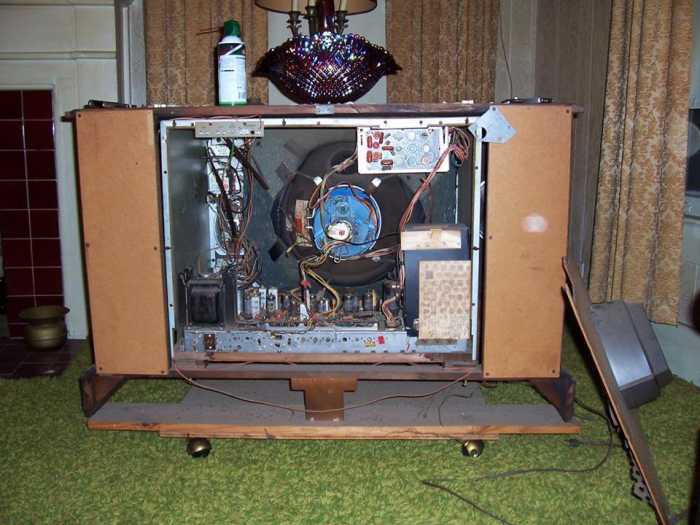 A look at the Steel Encased Chassis of the Iberia, Model 54M32 the Curtis Mathes color console made from 1967 to 1968 just before the Moon Landings. with a 295 square inch color picture tube.