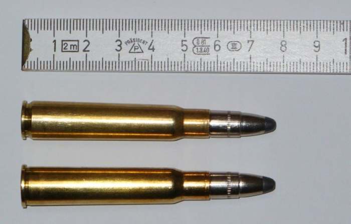 7.92x57mm IS Mauser (top) compared to its rimmed 8x57R twin. The 8x57R is designed for break-action double rifles while the 7.92x57 IS round fits bolt-actions.