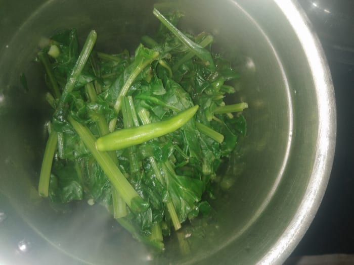 After 2-3 minutes, let it cool and take them in a blender, add green chilies, make puree without adding water.