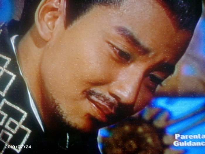 Bidam's expression here is so heartwarming, he is really madly in love with her, his face expresses his profound love