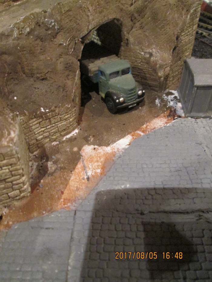 The same flatbed emerges at the goods depot end with a load of coal bags (plastic moulding from Oxford Models}. Road surface to add between here and the coal depot as well as over the bridge.