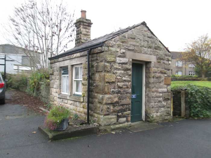 Weigh office in Leyburn's yard stands beside the gate - no longer in use as a weigh office, but provides atmosphere and is useful for those modelling this type of NER building