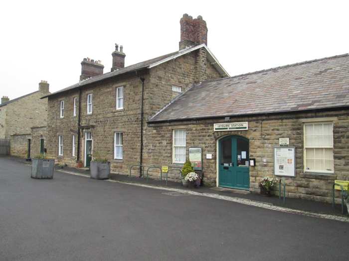 Leyburn Station's public entrance with (privately owned) station house. There's a souvenir and gift shop within to the right and another cafe to the left