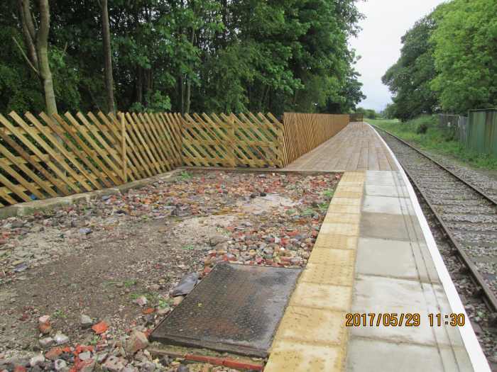 The platform is almost finished, the edging stones in place, back fencing and asphalt surface. Just this section needs the finishing touch.