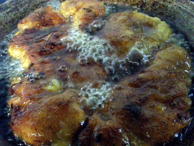 Once the first side is medium brown, turn over to fry the other side to get a crispy yet moist cekodok pisang or mashed banana friters