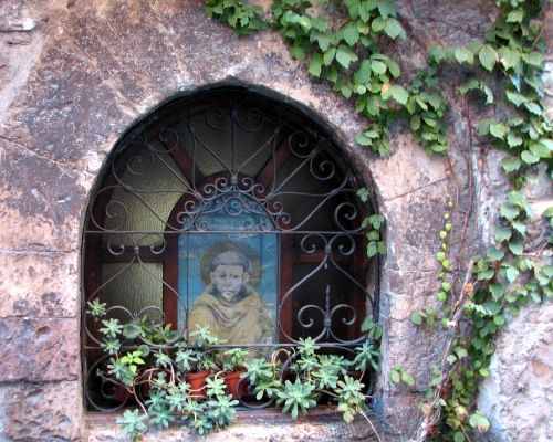 This arrangment makes the bystander lean down and into the shrine until face-to-face with Francis.