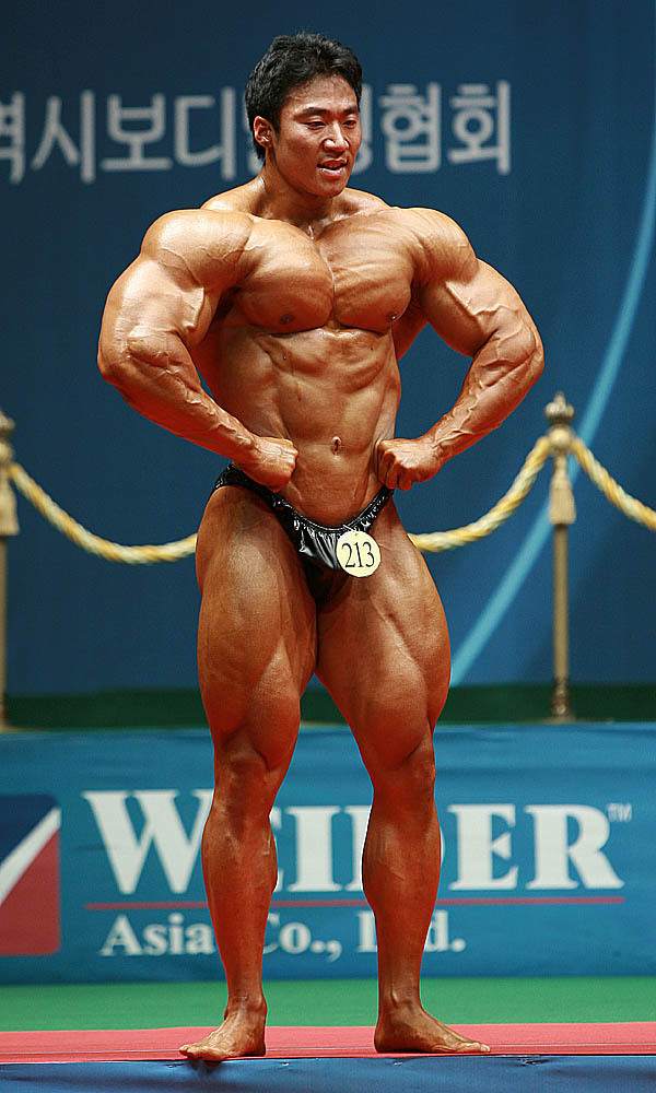 Korean bodybuilder Lee Seungcheol (이승철 선수) doing a front lat spread at the 2010 Mr. Korea competition