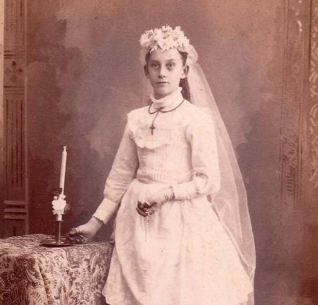 A creepy example of a very good post-mortem. Clues that the subject is deceased is the discoloration occurring in her hands and unnatural position of her fingers.