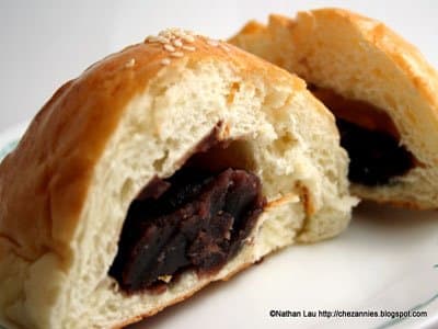 red bean bun (courtesy of http://thewellseasonedcook.blogspot.com/2008/10/weekend-herb-blogging-153-round-up.html)
