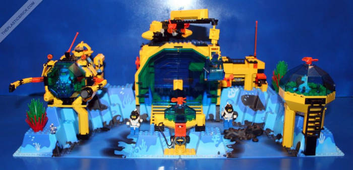 Being able to explore underwater for extended periods of time sounded awesome at some point in time. Lego made a set emphasizing that idea.