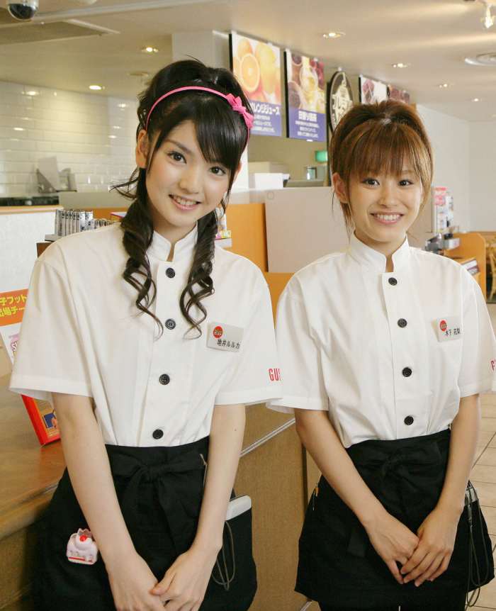 Sayumi Mishishige is seen here with former member Ai Takahashi (now Ai Abe). The two members are seen working in a food establishment for a photo session.