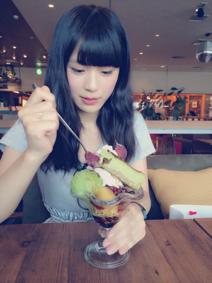 Nagisa Shibuya enjoying an ice cream sundae with bananas!
