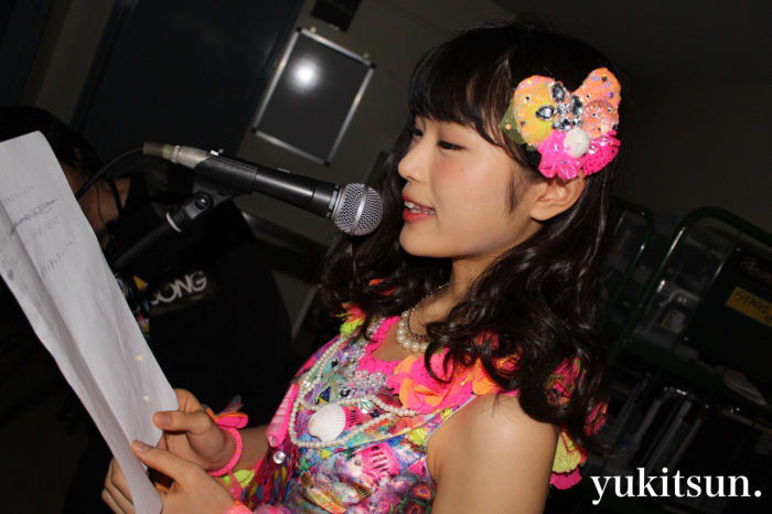 It looks like Nagisa Shibuya is preparing for a song in this photo but nonetheless she is very cute!