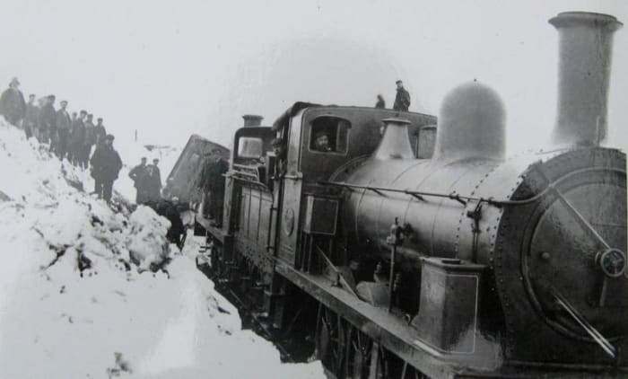 Righting derailed wagons on the Rosedale Branch, a pair of Bouch Class 1001 0-6-0 tender engines stand back-to-back whilst men attempt to free the vehicles from a deep drift