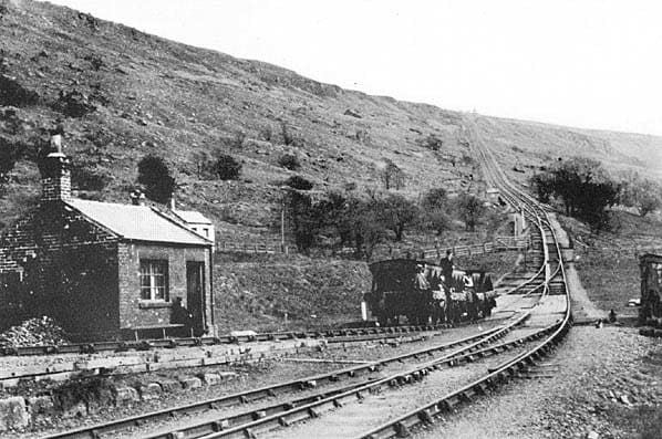 Ingleby Incline Bottom, 1927 with the weigh house. A short rake of four wagons ascends the self-acting incline, counter-weighed by four laden wagons