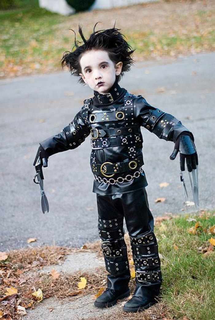 Who wouldn't love to be Edward Scissorhands? You can just stick your hand in the bag and stick a piece of candy on each scissored finger!