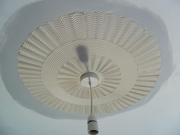 This beautiful effect surrounding the center light fitting was created using a set of 3 Standard comb tools