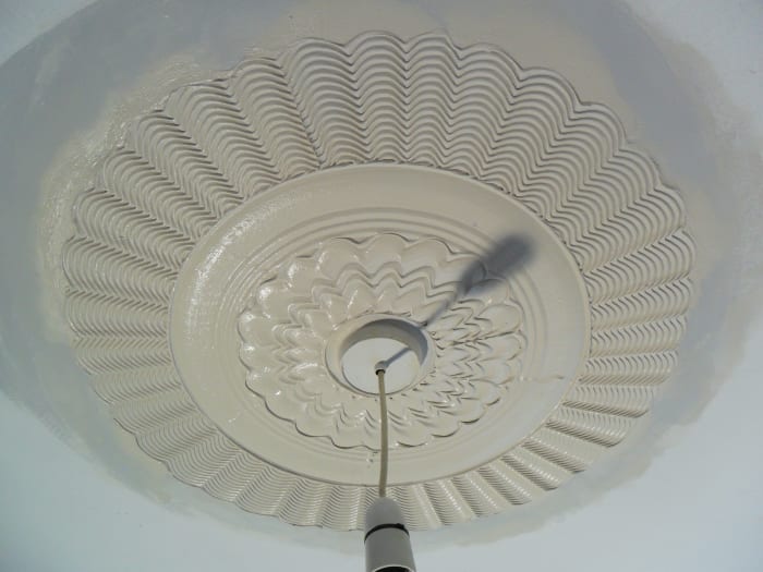 An array of designs can be achieved using mixed texturing comb tools; the Rose, and the Standard. For the middle section, and to finish the flower, 2 Rose combs were used
