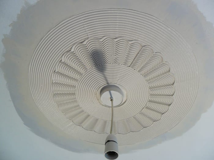 The outer edge lines are smooth. A 10" Standard comb was drawn around the fixture once the texture was added. Then a 6.5" comb made the flower middle. The 3.5" Standard comb tool finishes the effect