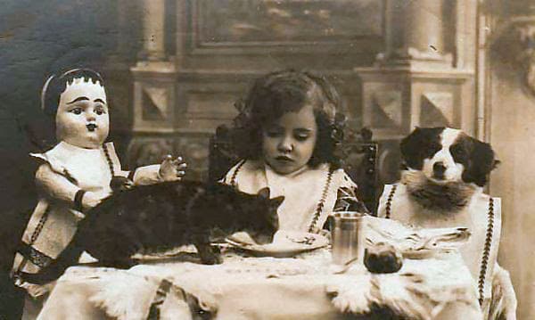 I adored playing at tea when I was a child...and still do, in a grown-up sort of way. How would you like to join these girls?