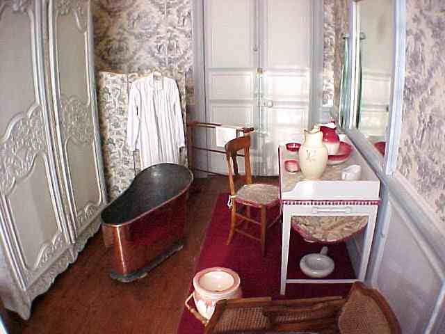 Cabinet de Toilette, here you can see a few 18 century bathroom fittings and a stunning 19th century copper bathtub. This "bathroom" separates two bedrooms.